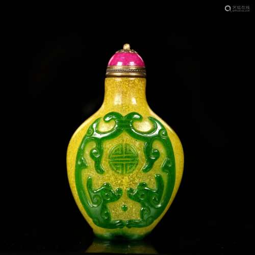 An Yellow and green Overlay Peking Glass Snuff Bottle,19th century