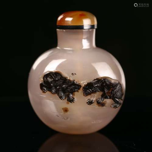 A Chinese Antique Carved Agate Snuff Bottle