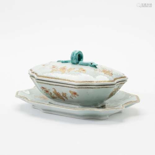 A Chinese export tureen, cover and stand