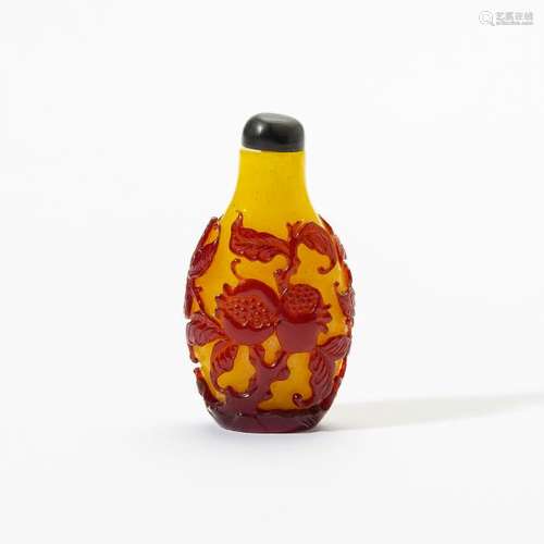 A fine Chinese red-overlay bubble-suffused glass snuff