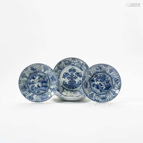 Two Chinese blue and white 'kraak porselein' dishes and