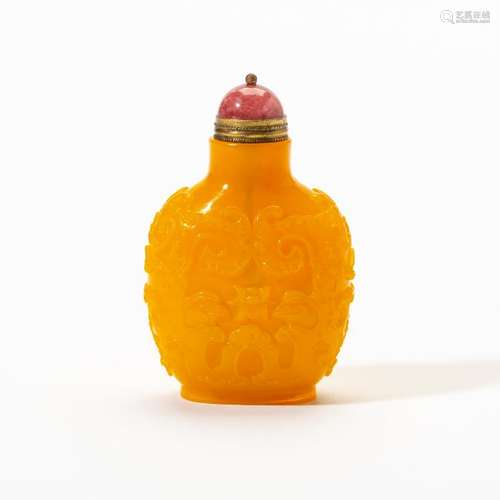 A rare Chinese carved imperial yellow glass snuff