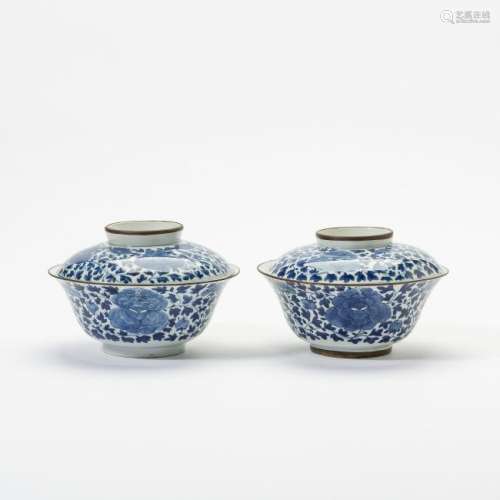 A pair of Chinese blue and white covered bowls