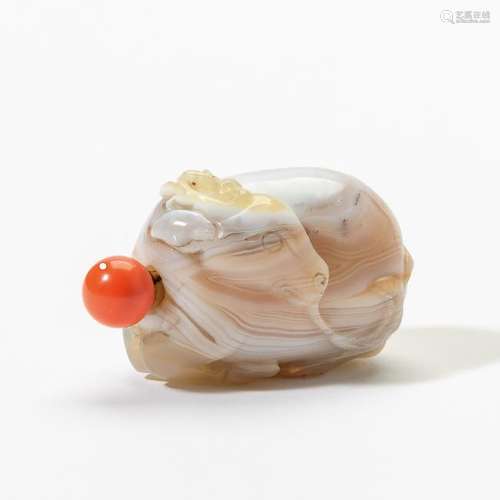 A rare and unusual Chinese carnelian agate 'deer' snuff