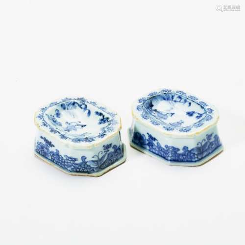 A pair of Chinese blue and white salts