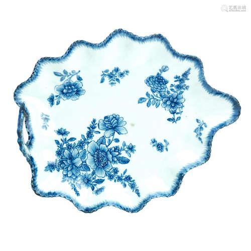 18th century A blue and white leaf-shaped dish of large proportions