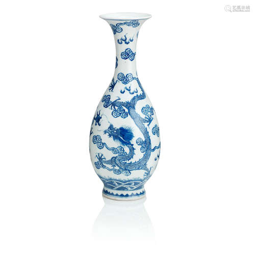 19th century A blue and white dragon vase