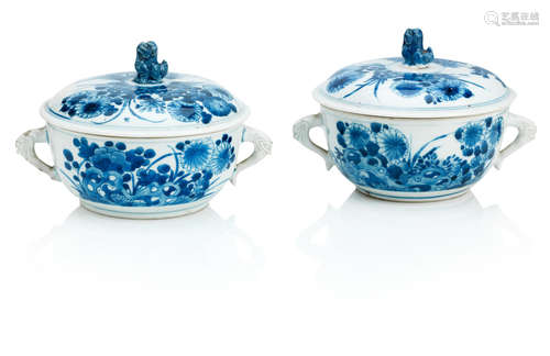 18th century A pair of blue and white vegetable tureens and covers