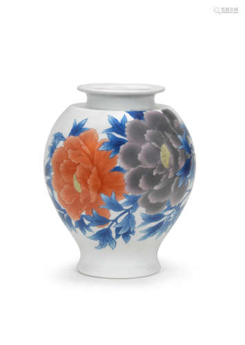 By Makuzu Kozan, Meiji (1868-1912) or Taisho era (1912-1926), early 20th century An ovoid Porcelain vase