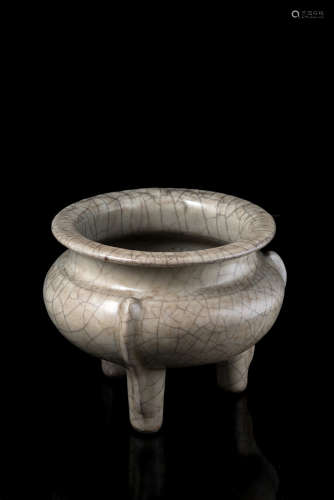 A guan-style tripod censer with a pale grey glaze and a fine craquelureChina, early 20th century(h.