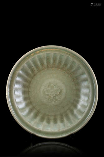 A celadon glazed dish with incised floral decorationChina, Ming dynasty (1368-1644)(d. 30 cm.)