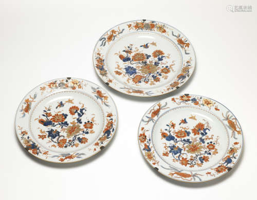 Three large porcelain dishes decorated in Imari style (defects)China, second half 18th century(d.