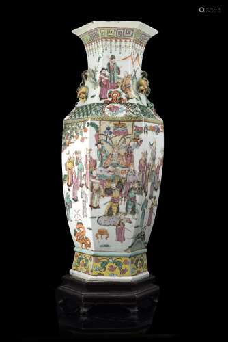 A Famille Verte hexagonal vase decorated with a continuous battle scene, wood base (slight defects)