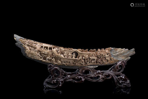 A section of a carved ivory tusk, wood baseChina, early 20th century(l. 52 cm.)ITParte di zanna in