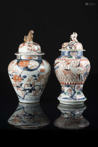Two small Imari vases and covers (defects)Japan, 19th century(h. 24 cm.)ITDue vasetti con coperchi