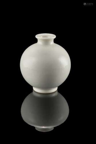 A white-glazed monochrome vaseChina, Yongzheng mark and of the period (1723-1735)(h. 7 cm.)ITVasetto