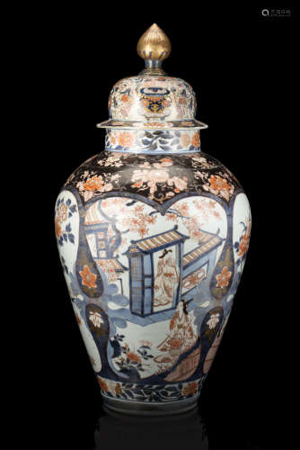 An Imari jar and cover (restorations)Japan, 19th century(h. 90 cm.)ITPotiche in porcellana con