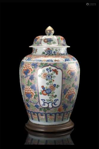 A wucai potiche and cover, with wood baseChina, 19th century(h. 49 cm.)ITPotiche con coperchio in