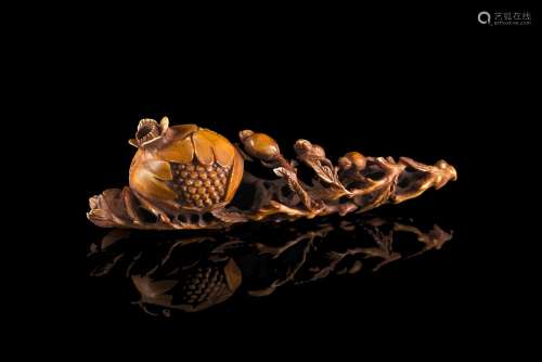 A stained ivory carving of a fruiting pomegranate branchChina, 19th centuryITRamo con melograno in