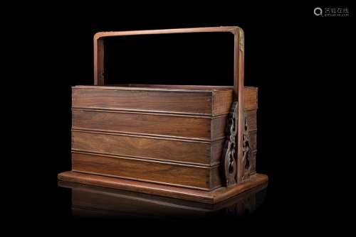 A four-tier pic-nic box in elm wood (losses)China, 20th century(34x29x21.5 cm.)ITCestino da pic-