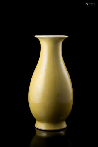 A yellow-glazed porcelain vaseChina, 19th century(h. 25 cm.)ITVaso in porcellana a invetriatura