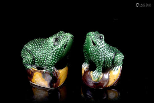 A pair of 'three-colours'-enamelled biscuit model of toads (defects)China, 18th/19th century(l.