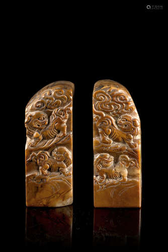 A pair of soapstone seals surmounted by Buddhist lionsChina, early 20th century(h. 9 cm.)ITCoppia di