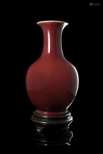 A red-glazed bottle vase, with wood baseChina, 20th century(h. 41 cm.)ITVaso a bottiglia in