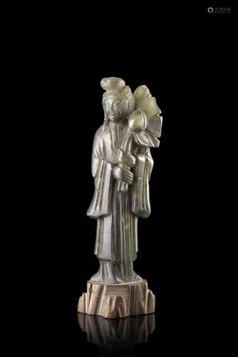 A harstone figure of a lady wearing robes and carrying a flowerChina, 19th century(h. tot. 18 cm.)