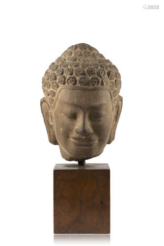 A small stone head, wood base (defects)Cambodia, 10th century(h. 19 cm.)ITPiccola testa in pietra