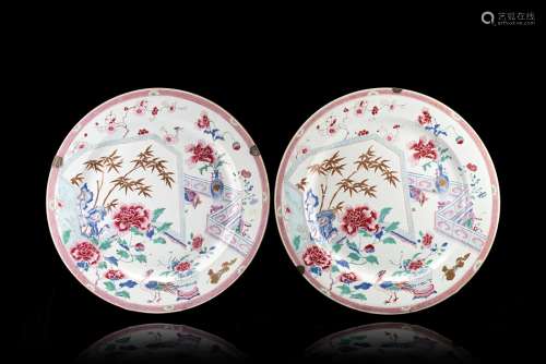 A pair of large Famille Rose porcelain dishesChina, 18th century(d. 39 cm.)ITCoppia di grandi piatti