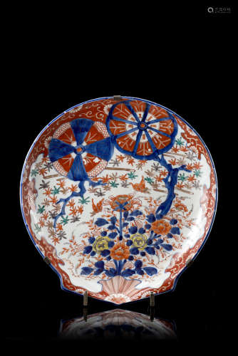 An Imari serving dish shaped as a shell (defects)Japan, 19th century(d. 34 cm.)ITPiatto da portata