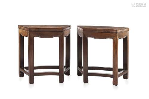 A pair of elm wood fan-shaped side tables with burl topsChina, 19th century(48x50x28 cm.)ITCoppia di