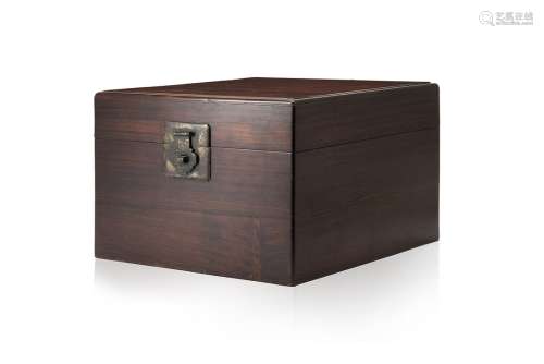 A rectangular elm wood box with metal hardwokChina, 20th century(21.5x33x34.5 cm.)ITScatola