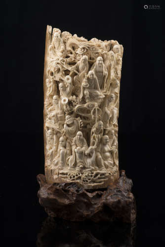 A tusk section carved with figures, wood baseChina, early 20th century(h.24.5 cm.)ITSezione di zanna