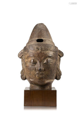 An iron head of Guanyin, wood base (defects)China, 17th century(h. 44 cm.)ITScultura in ferro