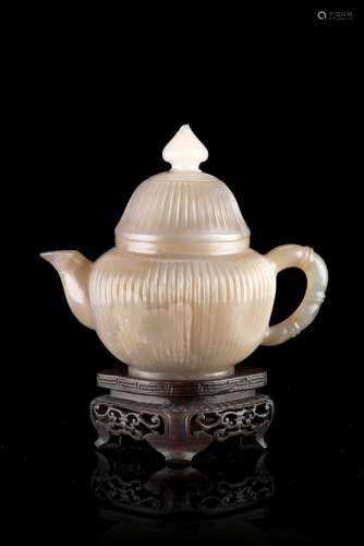 A small agate teapot and cover, with wood base (defects)China, late 19th century(l. max 22 cm.)