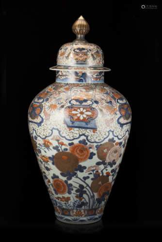 A potiche and covers decorated in Imari style (defects)Japan, 19th century(h. 90 cm.)ITPotiche in