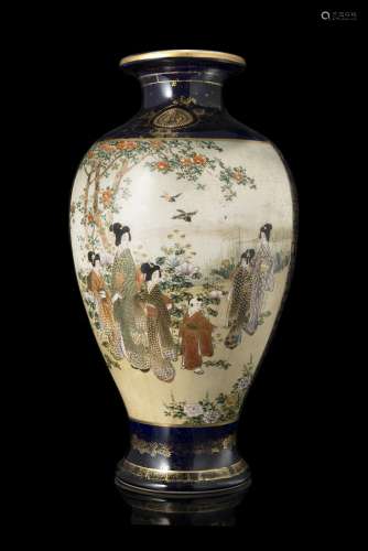 A Satsuma vase decorated with figures on a blue groundJapan, 19th century(h. 38 cm.)ITVaso a