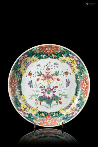 A polychrome enamelled porcelain dish with floral decorationChina, 18th/19th century(h. 34 cm.)