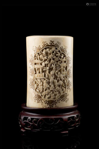An ivory brush pot carved with a battle scene, wood baseChina, early 20th century(h. 15 cm.)