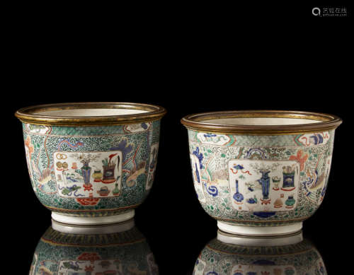 A pair of Famille Verte porcelain cachepot with gilt-bronze mountsChina, 18th century(d. 24 cm.)