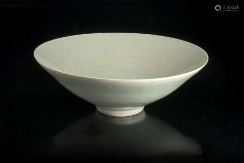 A qingbai bowl with incised floral decorationChina, Song dynasty (960-1279)(d. 22 cm.)ITCiotola