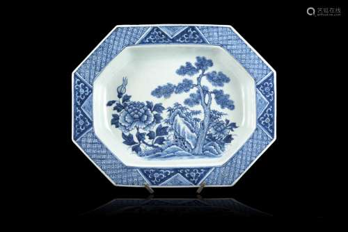 A blue and white octagonal tray with floral decorationChina, 18th century(l. 38 cm.)ITVassoio bianco