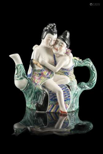 A polychrome-enamelled teapot decorated with an erotic sceneChina, 20th century(h. 18 cm.)ITTeiera