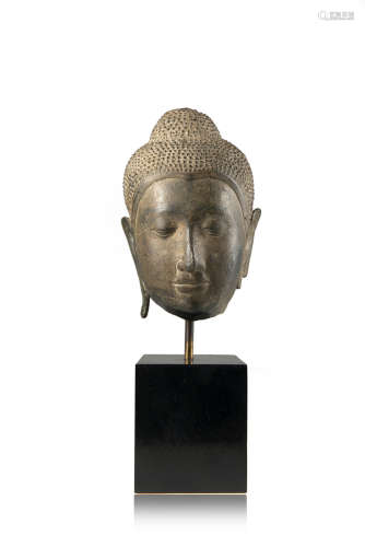 A stone Buddha head, with wood base (defects)China, Ming dynasty (1368-1644)(h. 16 cm.)ITTesta di