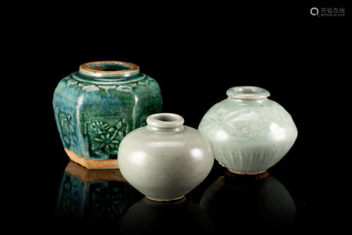 Three porcelain vessels, two with a celadon glazeChina, 19th century(h. max 9 cm.)ITTre piccoli