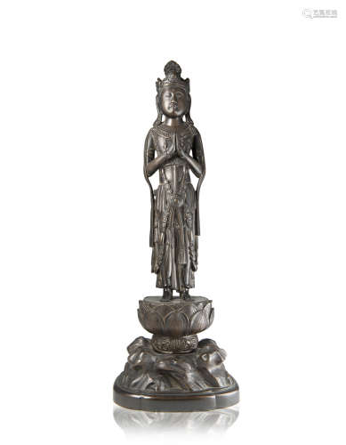 A bronze sculpture of a Kannon on a lotus baseJapan, Meiji period (1868-1912)(h. 43 cm.)ITScultura