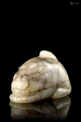 A celadon and dark grey jade model of a catChina, late 19th century(l. 7 cm.)ITScultura in giada