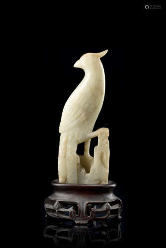 A celadon jade model of a phoenix, wood baseChina, 20th century(h. 13 cm.)ITScultura in giada